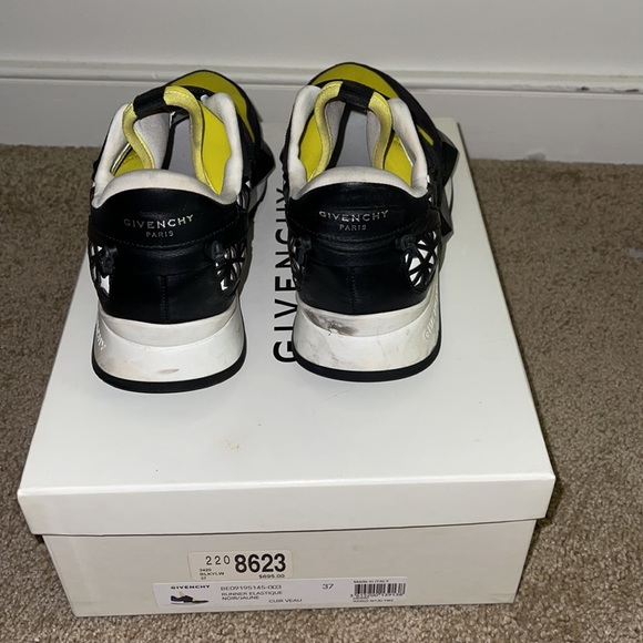 Givenchy - Picture 3 of 5